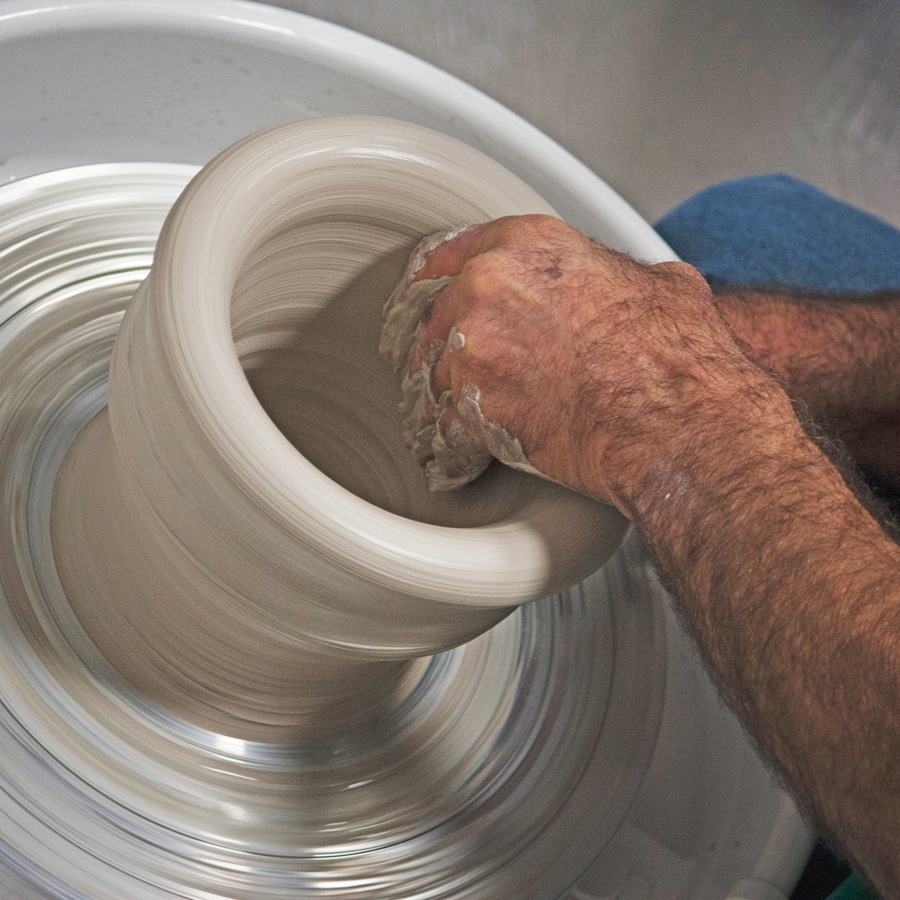 Officine Saffi: lavorazione ceramica